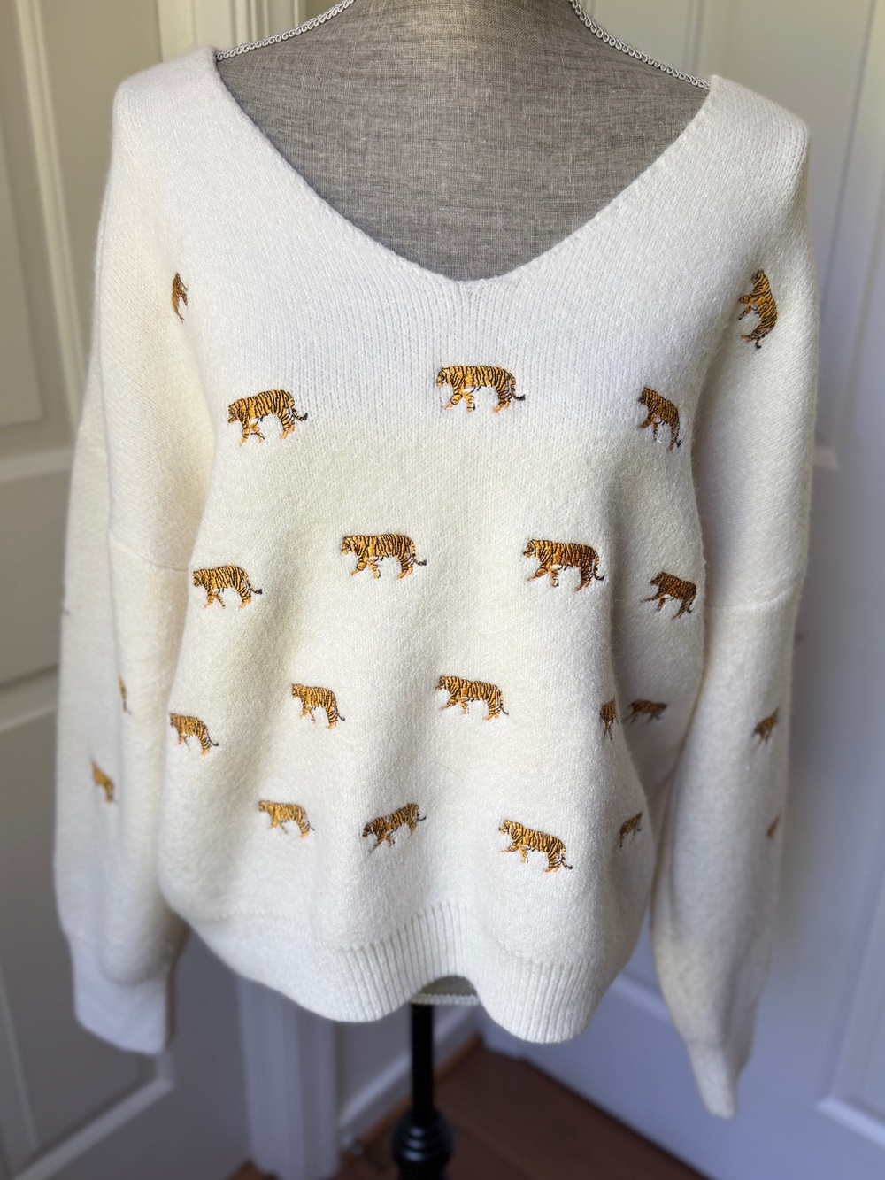 Judith March Ivory Sweater with Tiger Embroidery Size Large